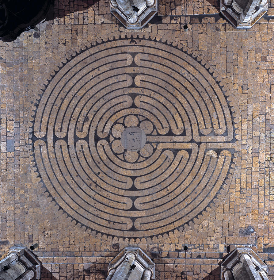 Vue d’ensemble plongeante du labyrinthe de la cathédrale Notre-Dame de Chartres, prise du grand comble.