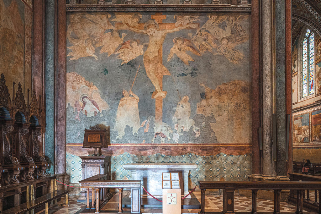 Sous la Crucifixion de Cimabue, on voit ici le rideau suspendu qu’il a peint en trompe-l’œil. Assise, basilique supérieure San Francesco.