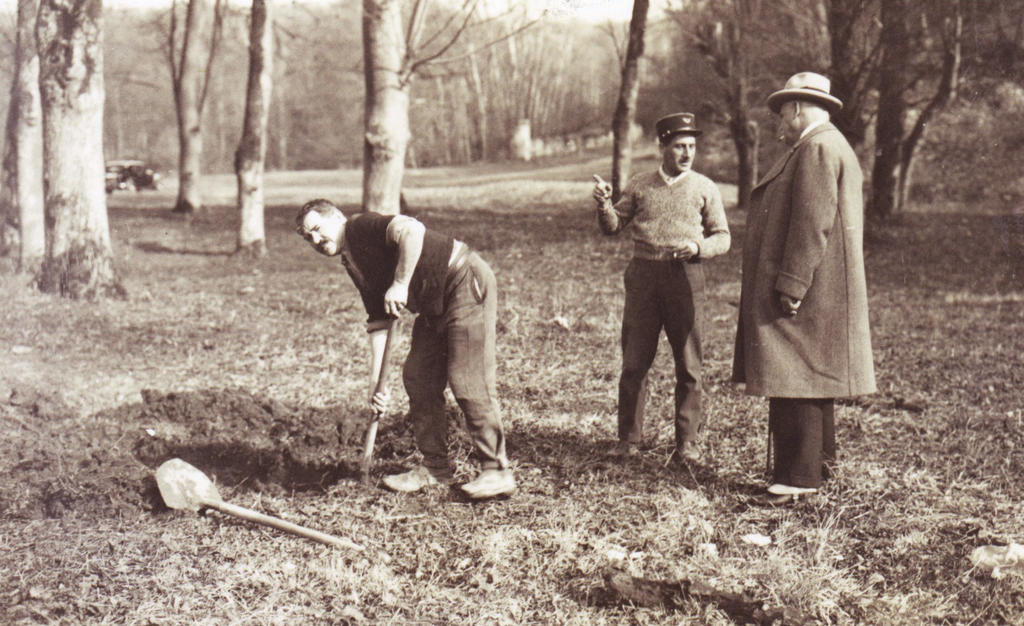Le garde Charles Dupuis et le docteur Maurice Hanotte en 1934. 