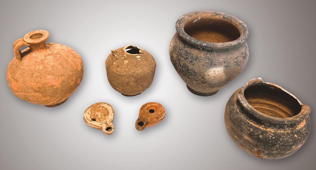 Pots, cruches et lampes déposés dans l’inhumation F414. 