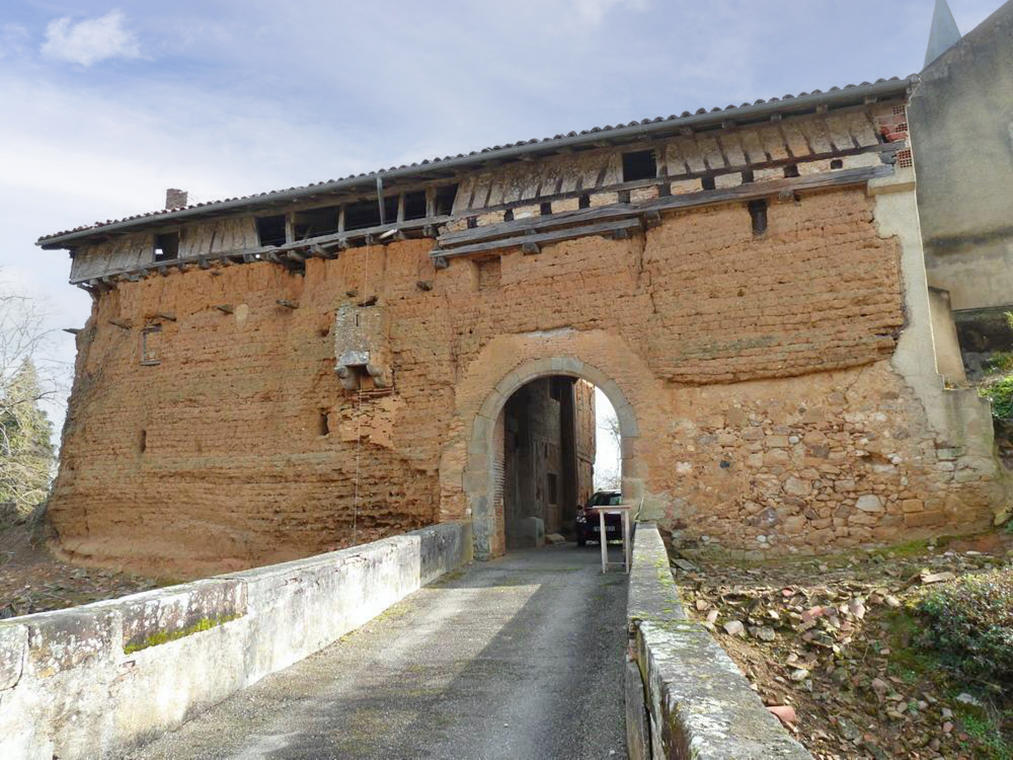 Vue du rempart en terre crue. 