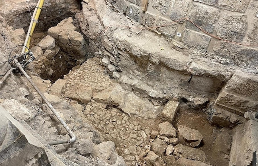 Une rue romaine se distingue sous le pavement du Saint-Sépulcre.