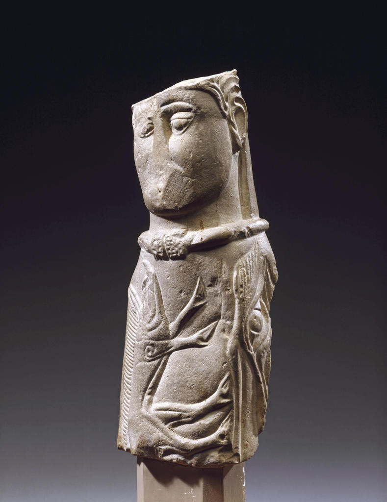 Personnage orné de la représentation d’un sanglier et d’un œil prophylactique, portant un torque autour du cou. Découvert dans une fosse, au milieu d’ossements, dans les environs d’Euffigneix en 1922.