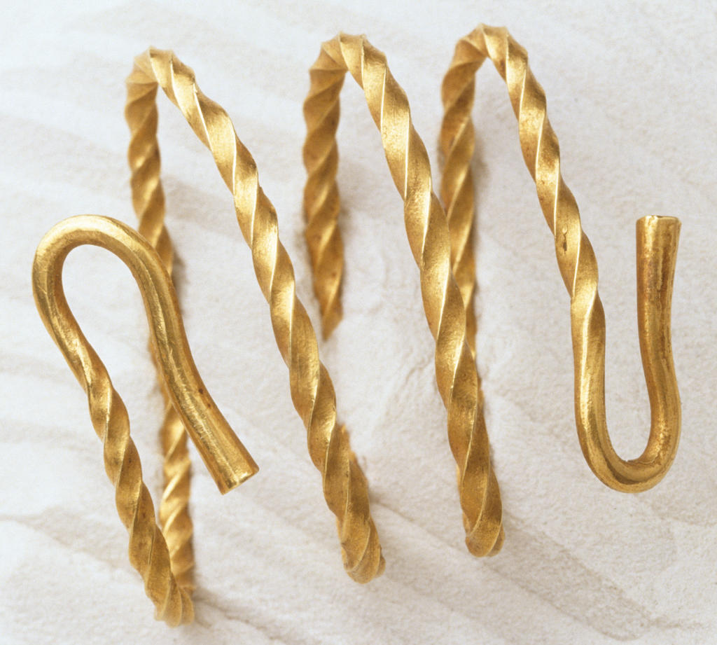 Torque torsadé en or dit « de Toulouse ». Âge du bronze final, 7 x 8 x 0,4 cm replié.