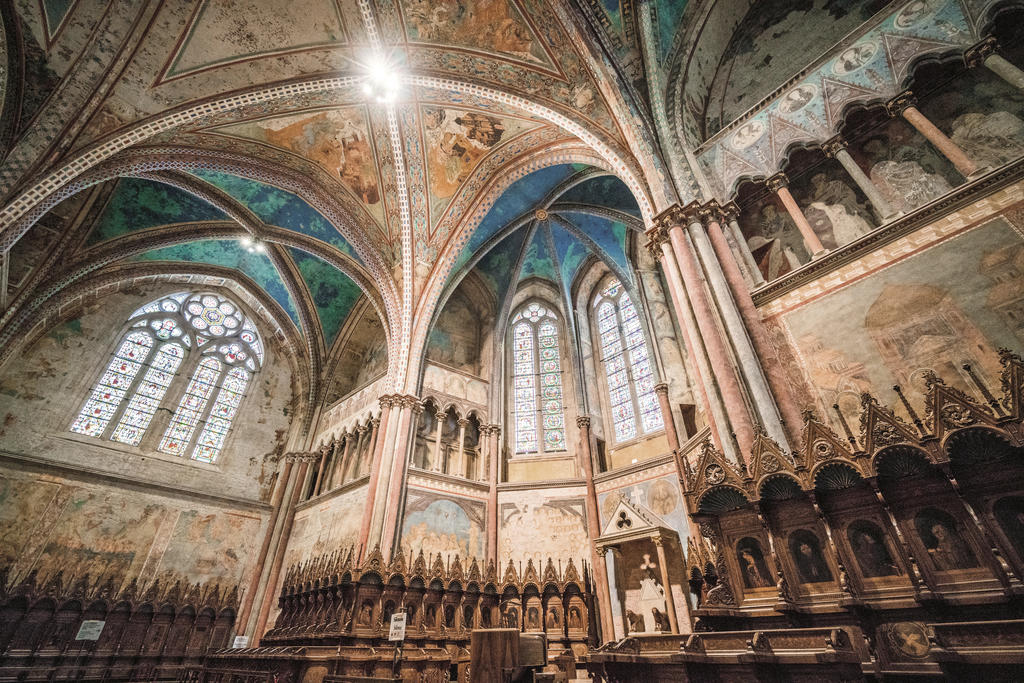 Vue partielle du transept gauche de la basilique supérieure San Francesco d’Assise.
