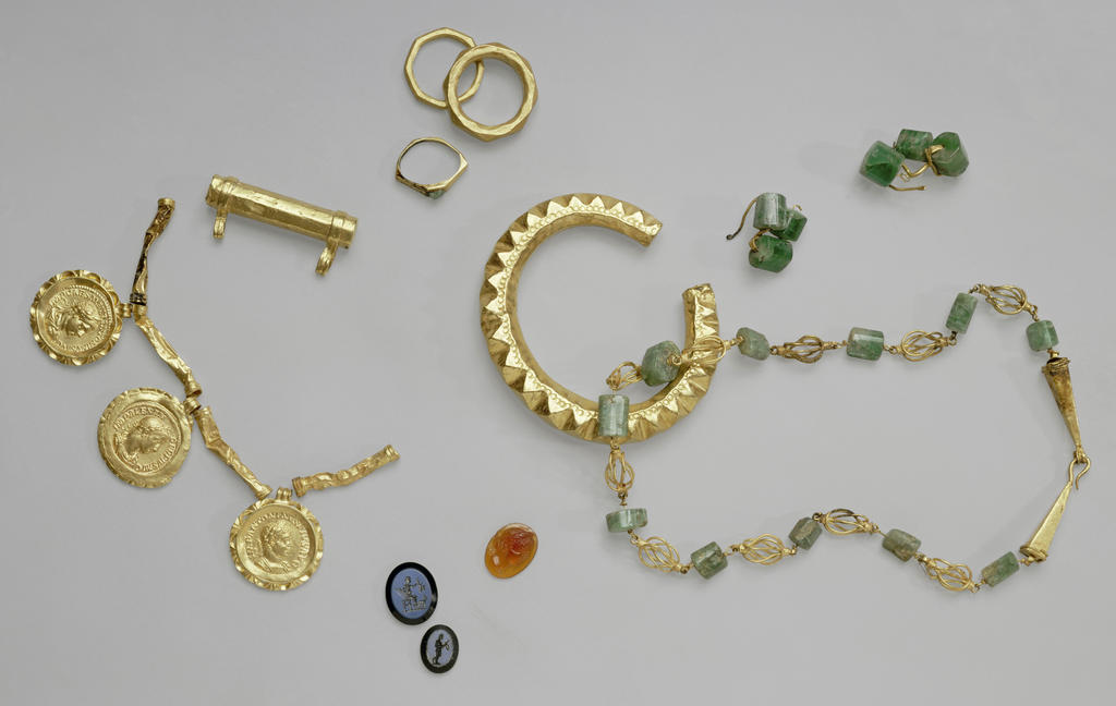 Trésor d’Éauze : bracelet avec trois aurei, colliers, bagues, pendants d’oreilles et camées.