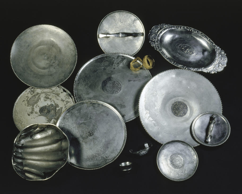 Trésor de Rethel : plats, bracelets en tôle d’or, miroir à poignée, vases, modèle de bateaux en tôle d’argent, assiette, coupe carénée. Découvert en 1980.