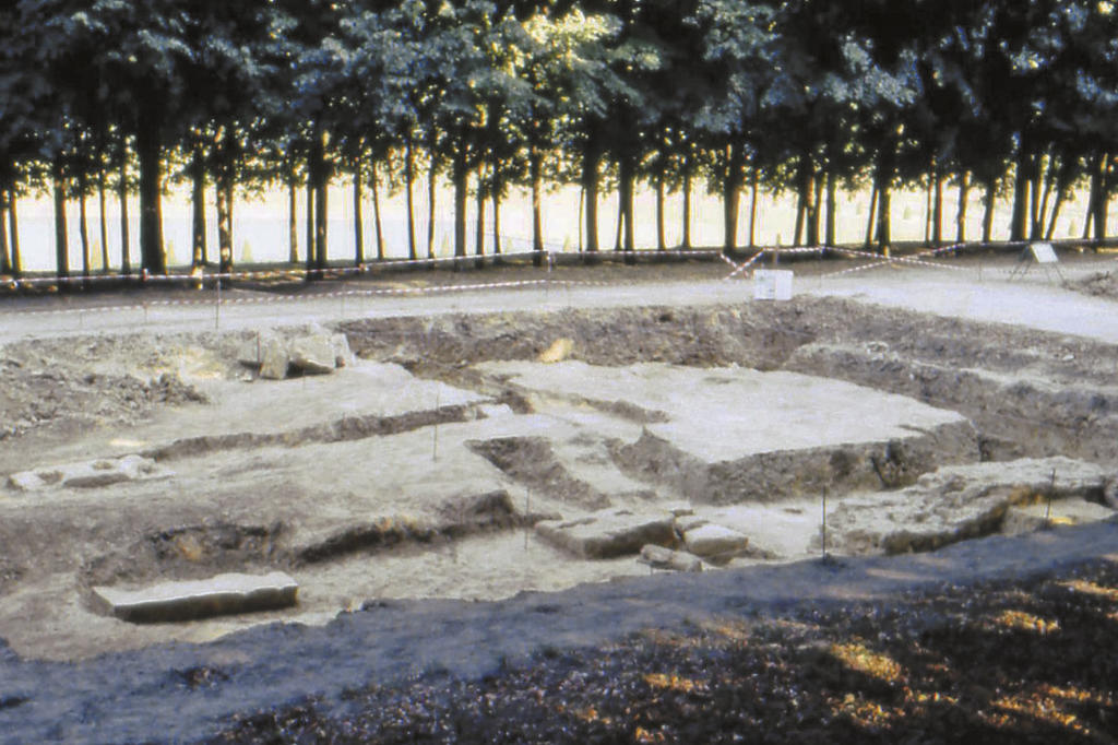 Vestiges du pavillon des Bains en 1990.