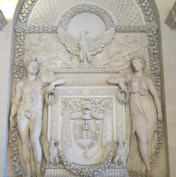 La cheminée de la salle de bal au Louvre. 