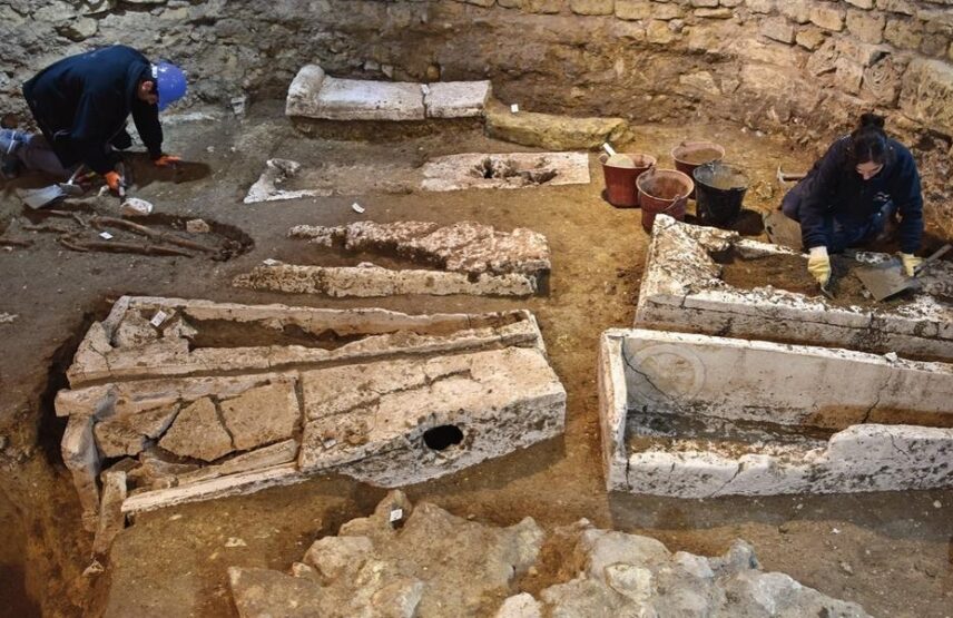 Sépultures du haut Moyen Âge en cours de fouille en mars 2023 à l’intérieur du massif occidental. On note au fond un marqueur de surface de tombe encore en place.