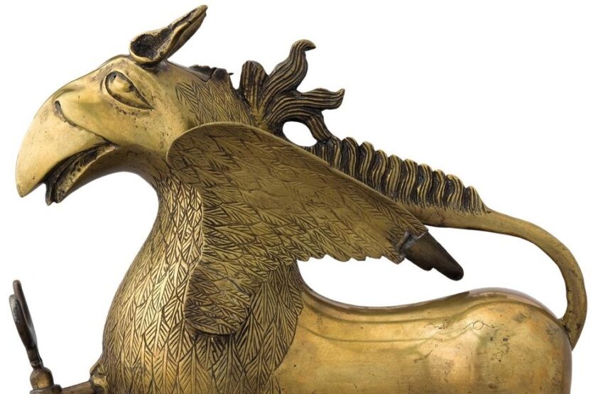 Aquamanile en forme de griffon ailé (détail). Cuivre, vers 1400, fabriqué vers Nuremberg. Paris, musée du Louvre.