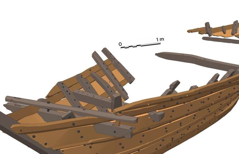 Restitution en 3D de l’épave 3 du Priouté (718-730). L’embarcation, qui mesurait 10 m de longueur, est partiellement conservée : l’érosion a détruit la majeure partie du fond ainsi que 70 % du flanc bâbord, mais le flanc tribord est resté intact. Sa forme effilée, son fond plat, ainsi que son mode de propulsion mixte, à l’aide de perches, de rames ou à la voile, la rendaient polyvalente et adaptée pour naviguer dans l’espace fluvio-maritime.