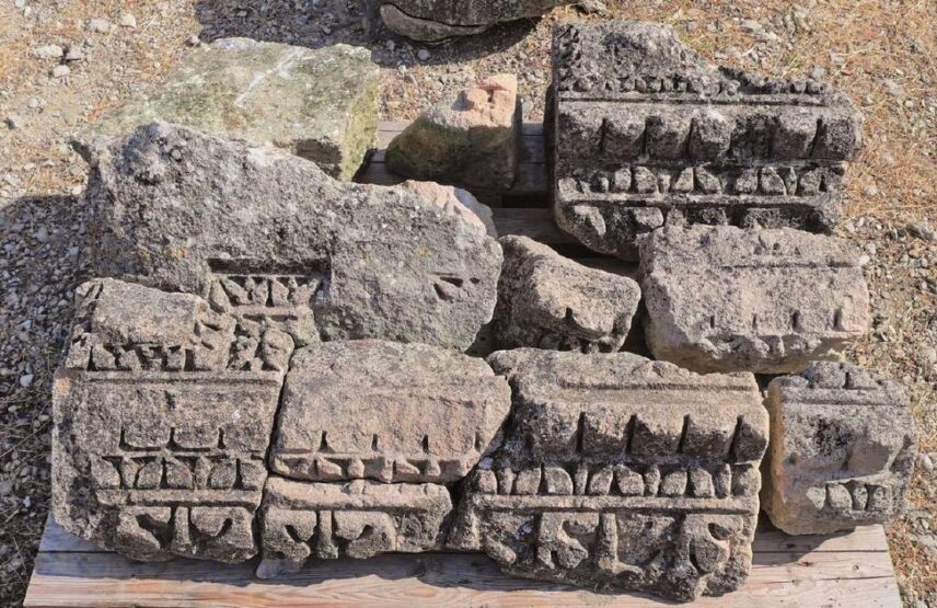 Corniche modillonnaire pouvant provenir de la basilique.