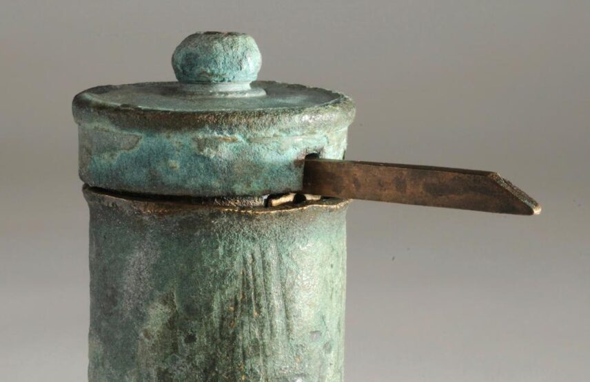 Cadran solaire portatif de Domjulien (Vosges), détail. Alliage cuivreux. H. 13 cm ; diam. 4,5 cm. Collection du Musée départemental d’art ancien et contemporain, Épinal (L.IV.D.5).