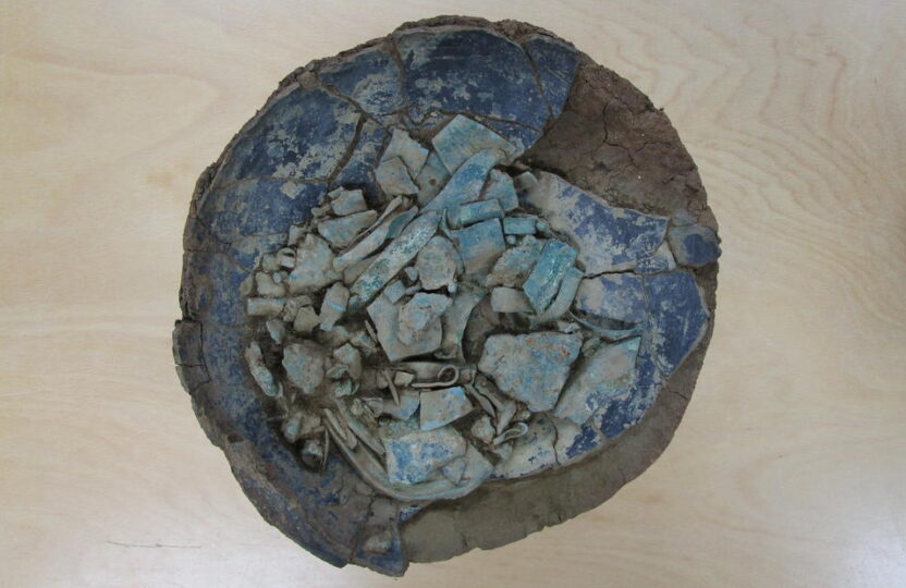 Dépôt de bronzes fragmentés dans un vase céramique (1200-1100 avant notre ère) mis au jour à Dormelles (Seine-et-Marne). Ce vase a contenu au total 26,5 kg de métal. Musée de Préhistoire d’Île-de-France de Nemours. 