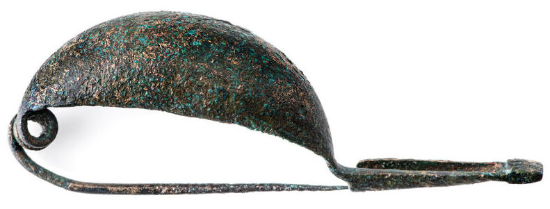 Fibule, alliage cuivreux, premier Âge du fer, Truchtersheim, fouille Inrap.