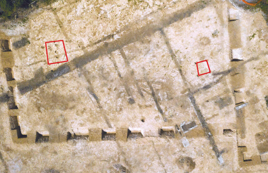 Vue aérienne de l’établissement à enclos fossoyé de l’Âge du fer (en rouge, l’emplacement des bâtiments sur poteaux en matériau périssable).