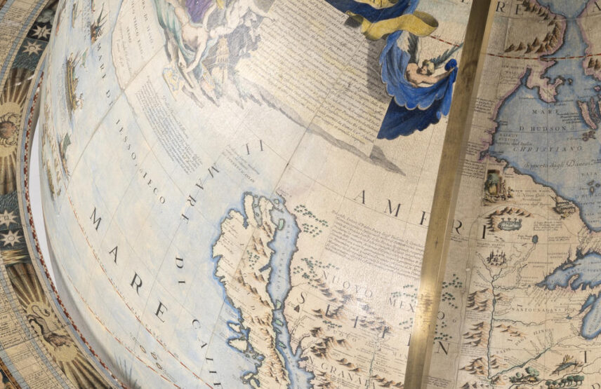 Globe terrestre marqué sur plaque, de Fernand Pouillon (détail). Bordure avec les drapeaux internationaux, signes du zodiaque et chronologie des découvertes scientifiques (1985), estimé entre 10 000 et 15 000 €. Adjugé : 10 400 €. Vente Piasa du 31 mars 2025, lot unique.