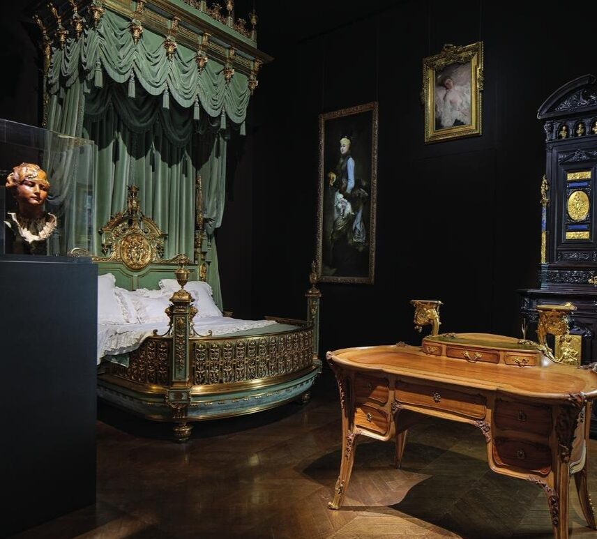La salle des courtisanes au Musée des Arts Décoratifs avec le lit de parade en bronze doré de Valtesse et son bureau offert par Benjamin Steinitz.