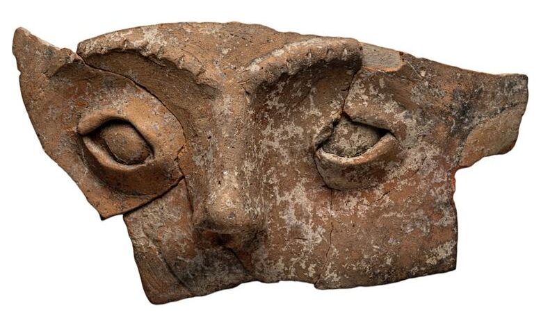 Vase à visage, céramique, IIIe-IVe siècle de notre ère, Breuschwickersheim, fouille Éveha.