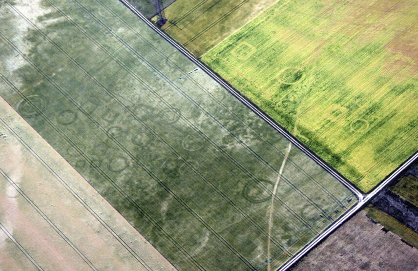 Vue aérienne de monuments funéraires circulaires de l’Âge du bronze et quadrangulaires de l’Âge du fer à Verricourt (Aube).