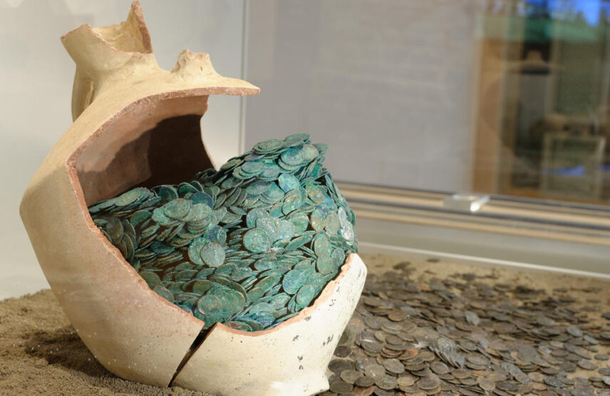 Le bloc dans l’amphore et quelques monnaies désolidarisées.