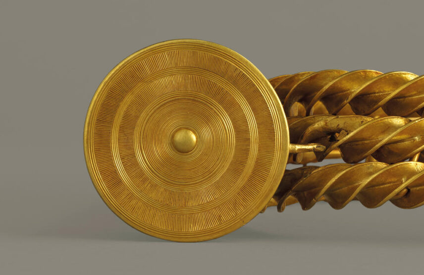 Ceinture ou torque géant en or du dépôt de Guînes, « Le Pont à Vaches » (Pas-de-Calais).