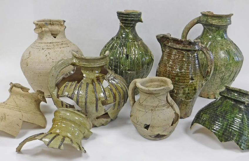 Céramiques médiévales découvertes à Montreuil-sur-Mer.