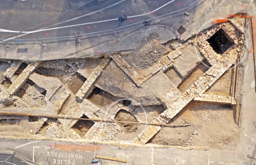 Localisation de trois latrines sur l’emprise de fouille partiellement ouverte.