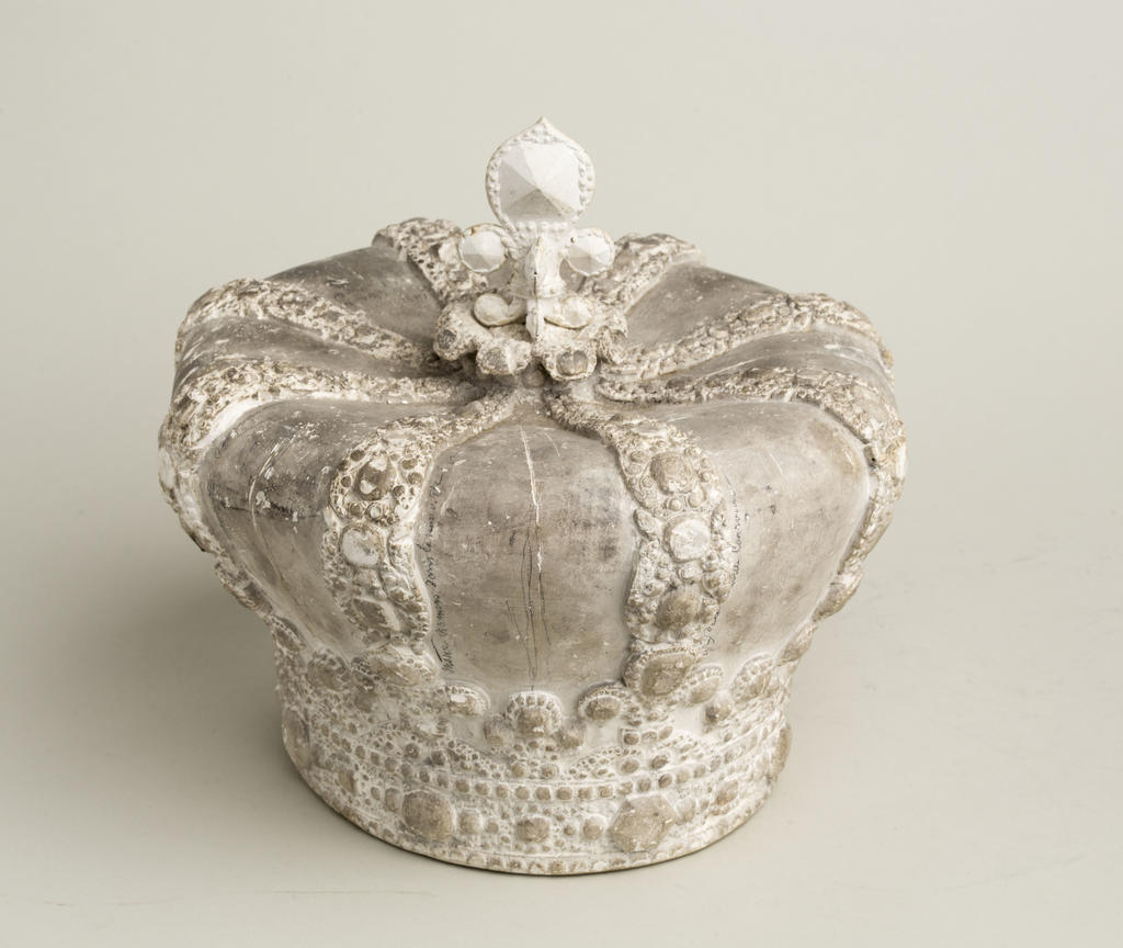 Attribué à Alexandre Desachy (mouleur, vers 1817-1886), moulage de la couronne de Charles X, 1853. Plâtre, 24 x 27 cm. Paris, Archives nationales, en dépôt à Reims, palais du Tau.