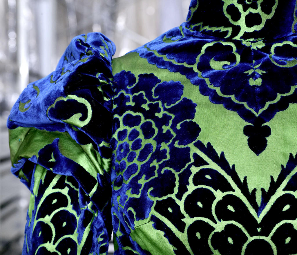 Worth, Robe d’intérieur ou tea-gown portée par la comtesse Greffulhe, vers 1896-1897. Soie façonnée à fond en satin vert et motifs en velours coupé bleu, dentelle de coton mécanique, doublure en taffetas de soie changeant vert et bleu. Paris, Palais Galliera, musée de la Mode de la Ville de Paris.