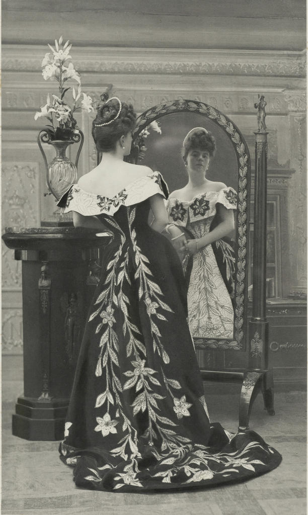 Félix Tournachon, dit Nadar (1820-1910), La comtesse Greffulhe, 1886. Procédé photomécanique, 29 x 16,8 cm. Paris, Palais Galliera, musée de la Mode de la Ville de Paris.
