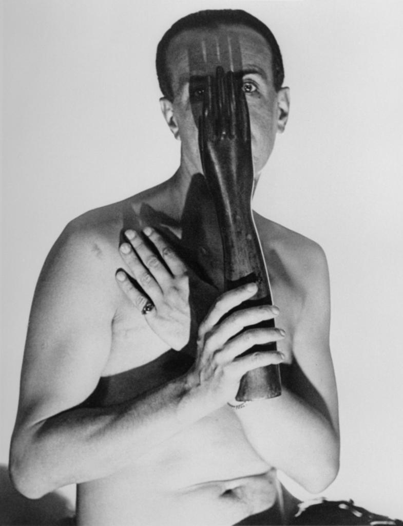 Man Ray (1890-1976), Photographie de Jean-Charles Worth, vers 1925. Tirage d’exposition à partir du vintage de la collection Juliet Man Ray, 22,5 x 17,7 cm.
