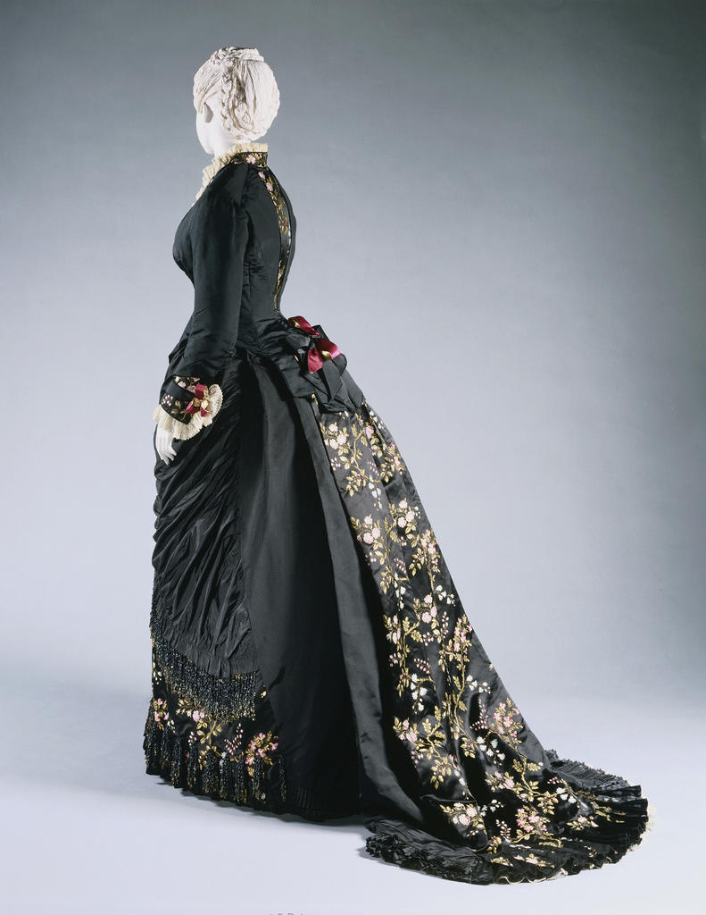 Worth, Robe de jour, 1878-1880. Faille de soie et lampas de soie brochée, garnis de dentelle, de satin de soie et de perles. Philadelphie, Philadelphia Museum of Art
