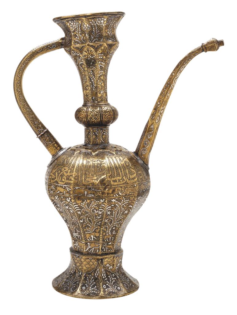 Aiguière destinée à l’épouse (khawand) du sultan Qaytbay. Signée : al-mu’allim Aḥmad ibnal-[Khawandi ?]. Égypte, Le Caire, vers 1468-1496. Alliage cuivreux ciselé, incrusté d’argent, d’or et de pâte noire. H. 47,6 cm, l. 36 cm. Londres, Victoria and Albert Museum. 