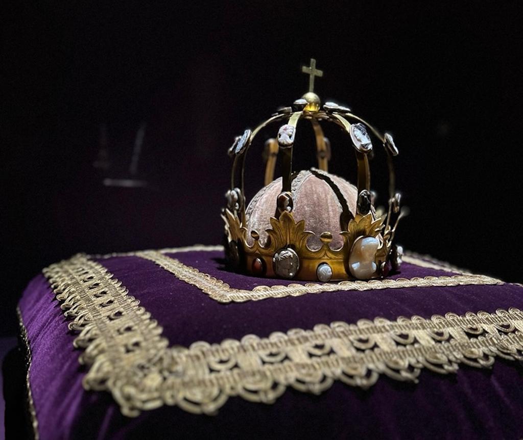 Couronne dite de Charlemagne, recréée en bronze doré pour le sacre de Napoléon en 1804, sur le modèle de celle de Charlemagne, disparue sous la Révolution.