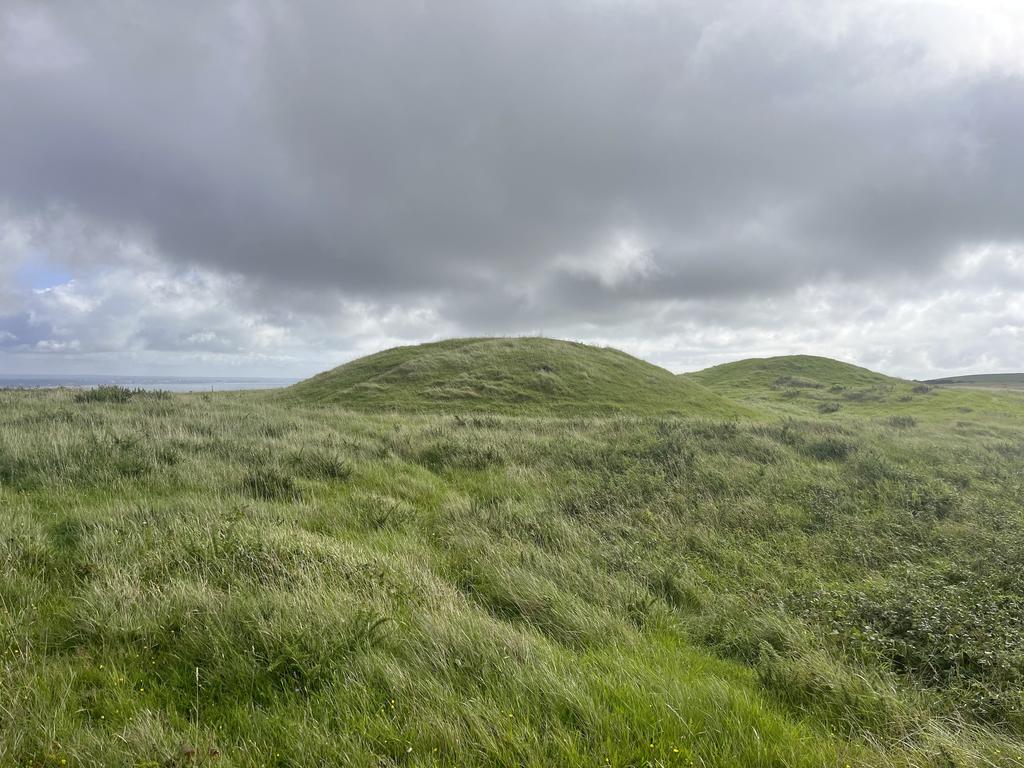 Tertres du bronze ancien de Nine Barrows, sur un promontoire dominant Swanage Bay dans le Dorset.