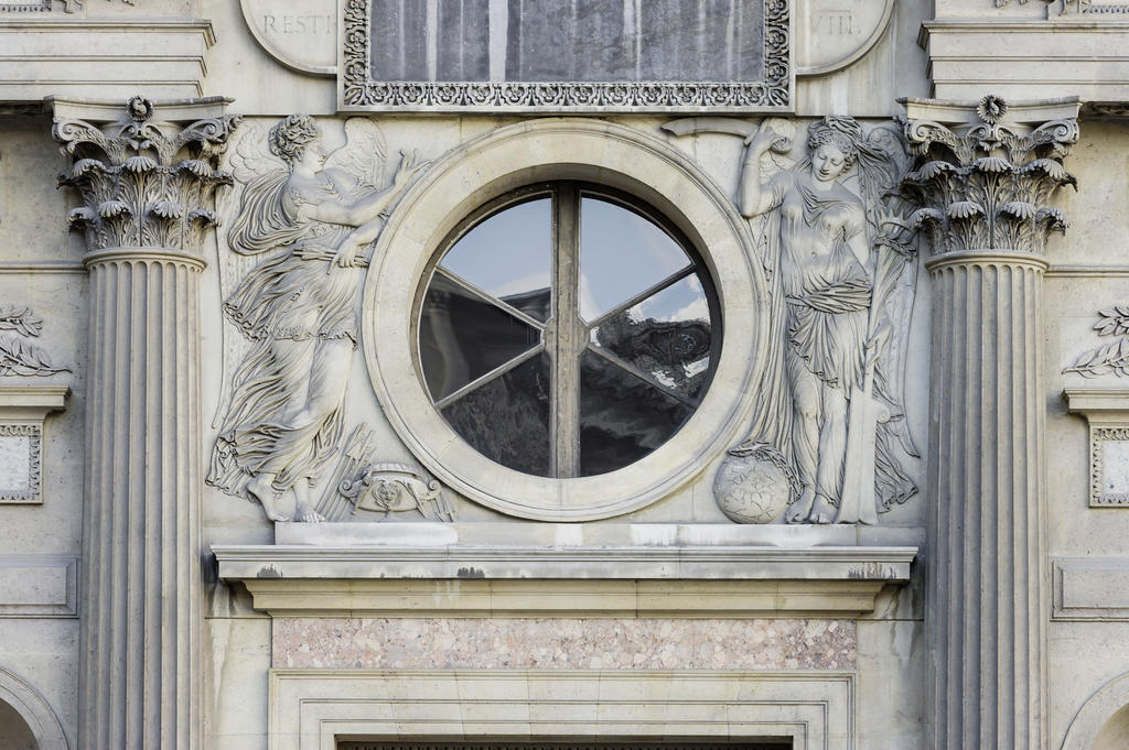Au palais du Louvre, le sculpteur commence en 1548 par les reliefs de l’oculus central, encadré par deux souples allégories féminines. 