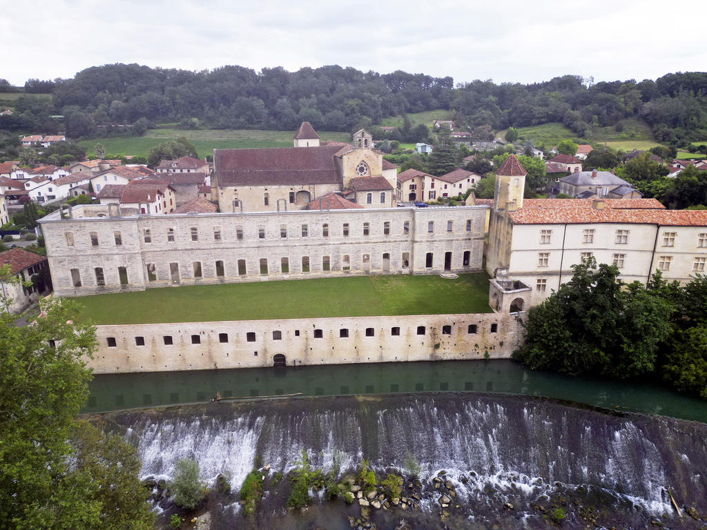 Vue aérienne de l’abbaye de Sorde.