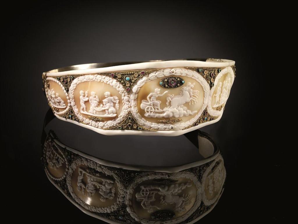 Anonyme, diadème, début du XIXᵉ siècle. Coquillage, nacre, or, perles, pierres de couleurs, 6,7 x 17 x 20 cm. Nice, Villa Masséna. 