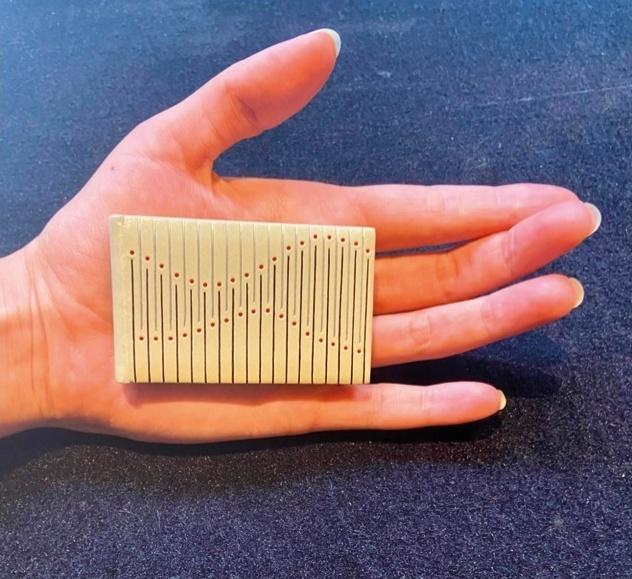 Marcel Duchamp, Possible, PAB, 1956. Minuscule oblong. Plein box beige jaune doublé bord à bord, décor de filets noir et argent et de points rouges évoquant une vague, 2020.