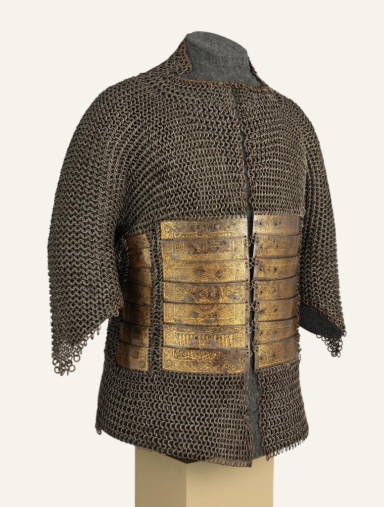 Armure lamellaire (jawshan) du sultan Qaytbay. Égypte (?), vers 1468-1496. Acier, décor damasquiné d’or, fer. H. 78,7 cm, l. 138,4 cm, poids 11,41 kg. New York, Metropolitan Museum of Art, 2016.99.