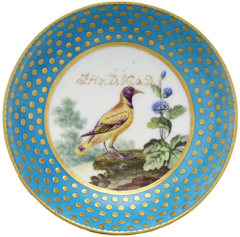 Assiette d’un service à thé, Manufacture de Sèvres, décor peint d’Antoine-Joseph Chappuis, 1767. Porcelaine, D. 13,7 cm. 
