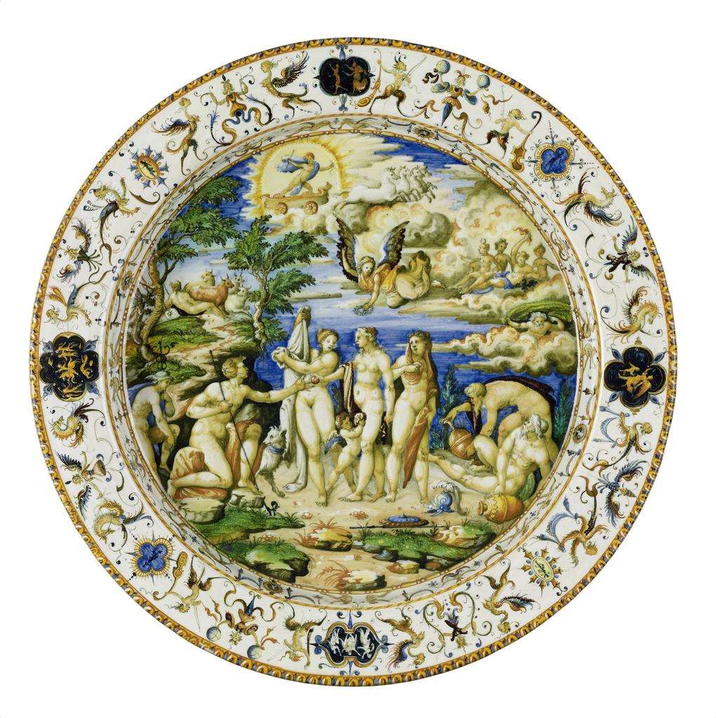 Atelier d’Orazio Fontana (1510-1571), plat : Le Jugement de Pâris, vers 1565-1575. Faïence émaillée à l’étain, D. 42,5 cm. 
