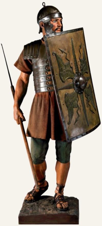 Auguste Bartoldi, Reconstitution de légionnaire romain, 1870. Plâtre, bois, cuir, métal, textile, H. 200 cm. Saint‑Germain‑en-Laye, musée d’Archéologie nationale.