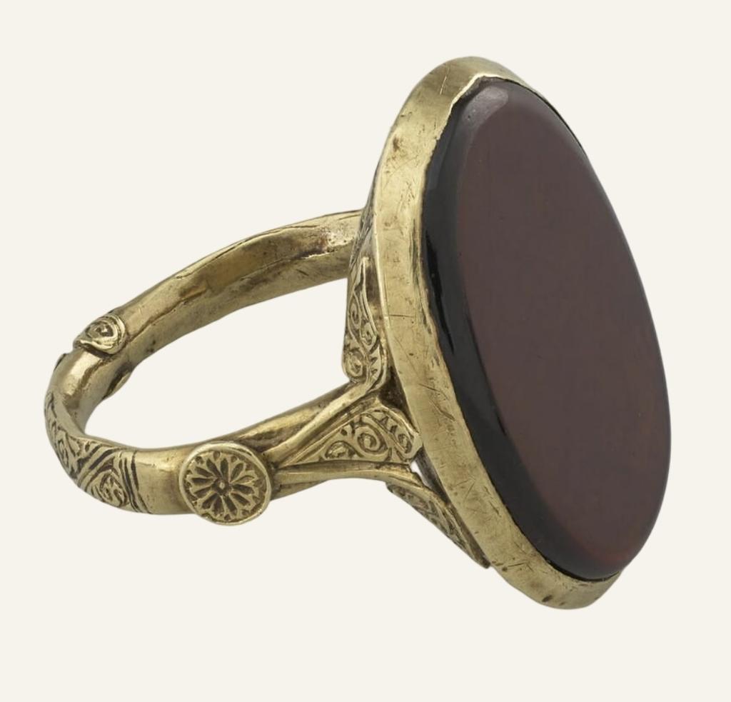 Bague dite de Maurice de Sully, France, vers 1160-1200. Or ciselé, gravé et niellé, grenat pyrope (?), H. 2,7 cm ; D. intérieur de l’anneau 1,9 cm. Paris, musée du Louvre.