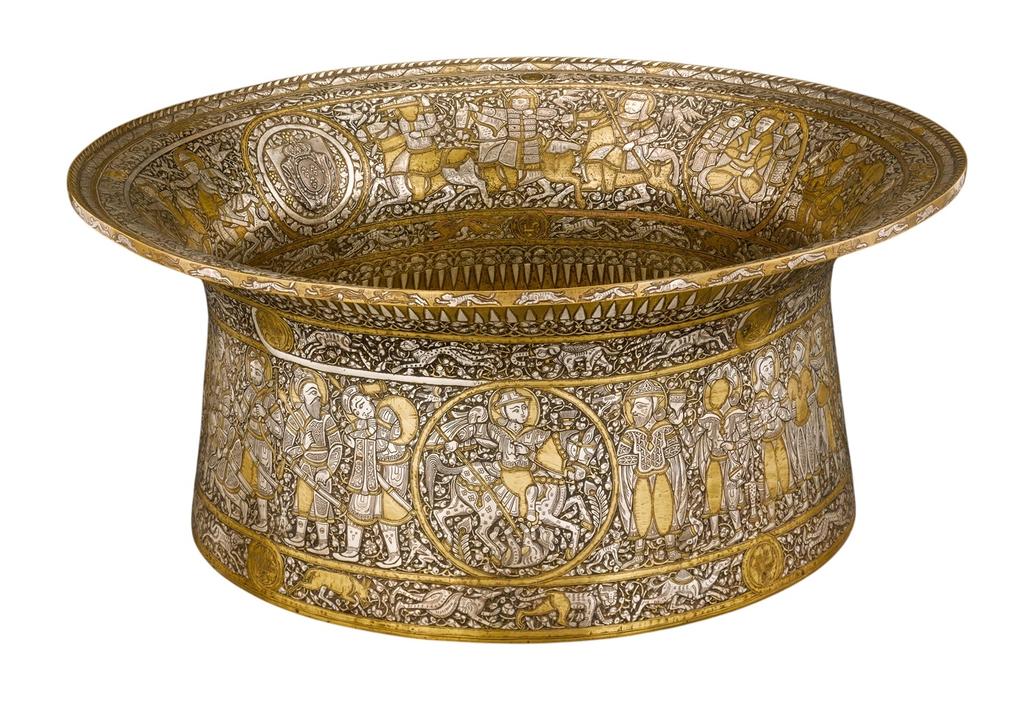 Bassin dit « baptistère de Saint-Louis ». Signé : Muhammad ibn al-Zayn. Syrie ou Égypte, vers 1330-1340. Alliage cuivreux ciselé, incrusté d’argent, d’or et de pâte noire. H. 23,2 cm, D. max. 50 cm. Paris, musée du Louvre.