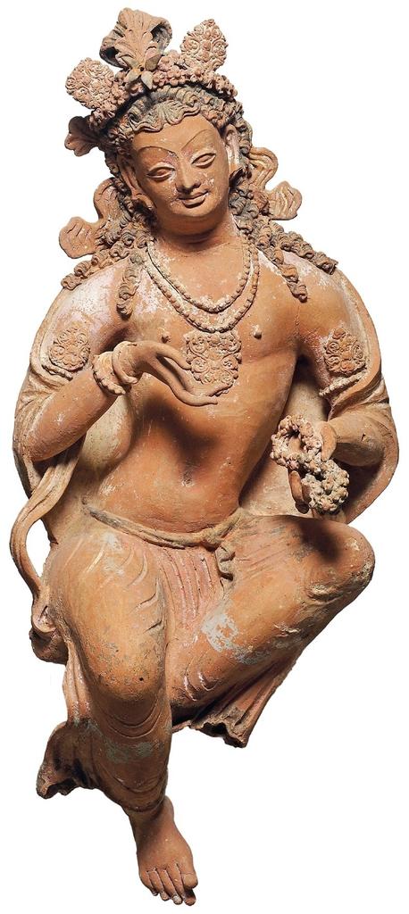 Bodhisattva provenant du monastère de Fondukistan. Fin du VIIᵉ siècle. Terre séchée et traces de polychromie. H. 72 ; L. 24 ; P. 22 cm. Fouilles de la DAFA, mission Jean Carl (1937). Paris, MNAAG, MG 18959.