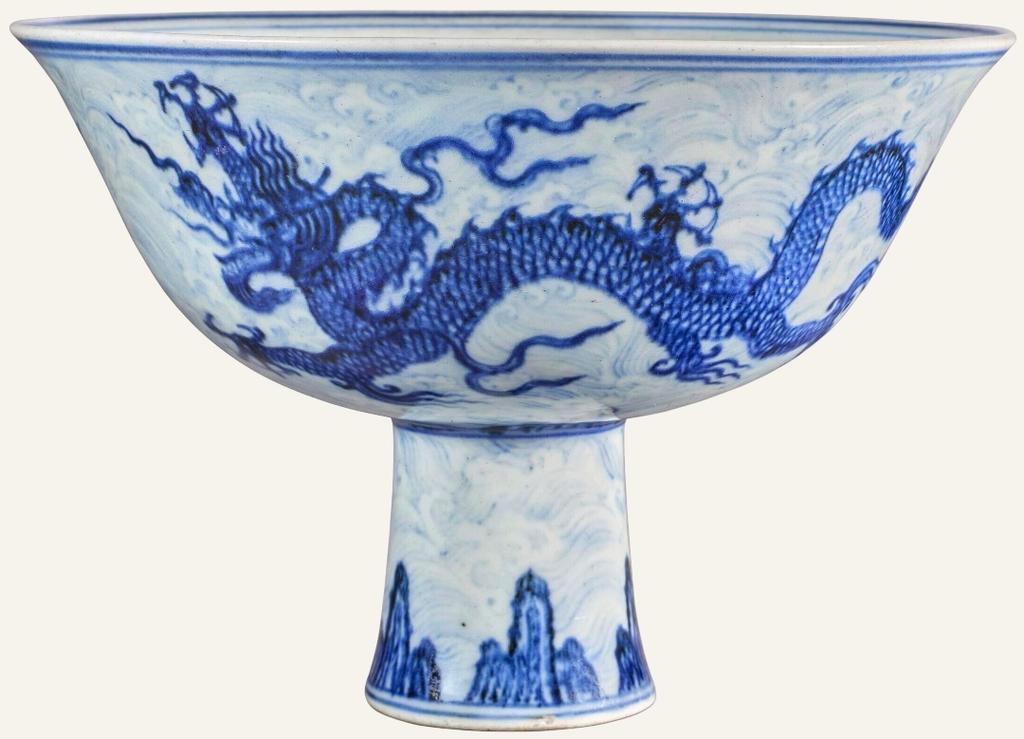 Chine, dynastie Ming, règne de Xuande (1426-1435). Bol à pied en porcelaine bleu et blanc à décor de dragons, avec une marque Xuande à six caractères dans un double cercle en bleu sous couverte, D. 15,5 cm. Vente Paris, Christie’s, 10 juin 2025. Spécialistes : Tiphaine Nicoul et Camille de Foresta. Estimé : 300 000/500 000 €. Adjugé : 882 000 € (frais inclus).