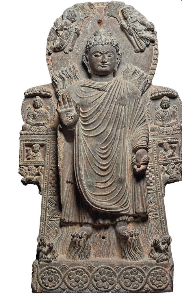 Bouddha lors de l’épisode du grand miracle de Sravasti découvert dans le monastère de Païtava. Fouilles de la DAFA, mission Joseph Hackin (1924). IIIᵉ siècle. Schiste et traces de dorure. H. 81 ; l. 45 ; É. 13 cm. Paris, MNAAG, MG 17478.